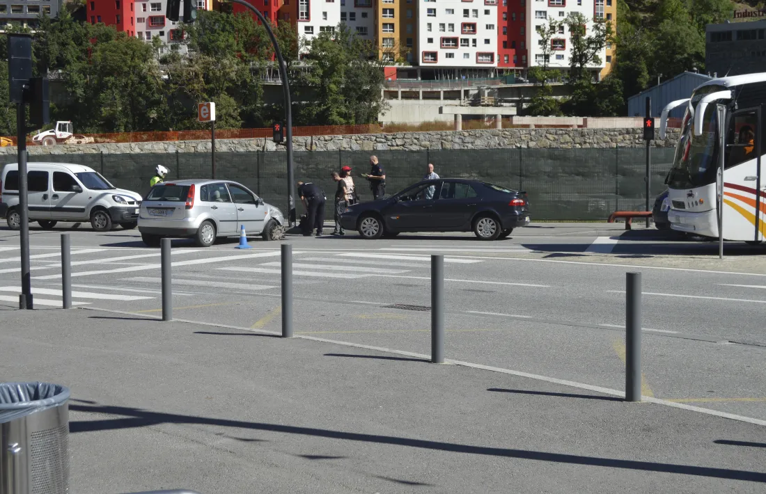 Ferida una jove motorista de 25 anys en un accident a la capital