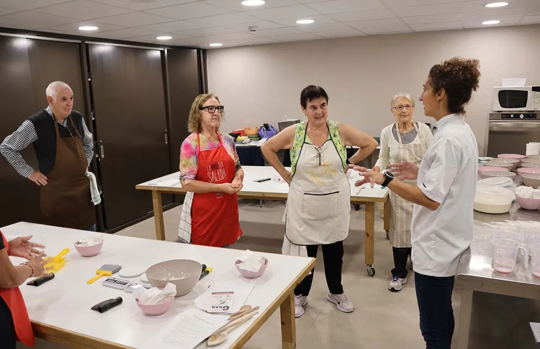 Padrins participant a l'activitat d'elaboració de pa amb massa mare.