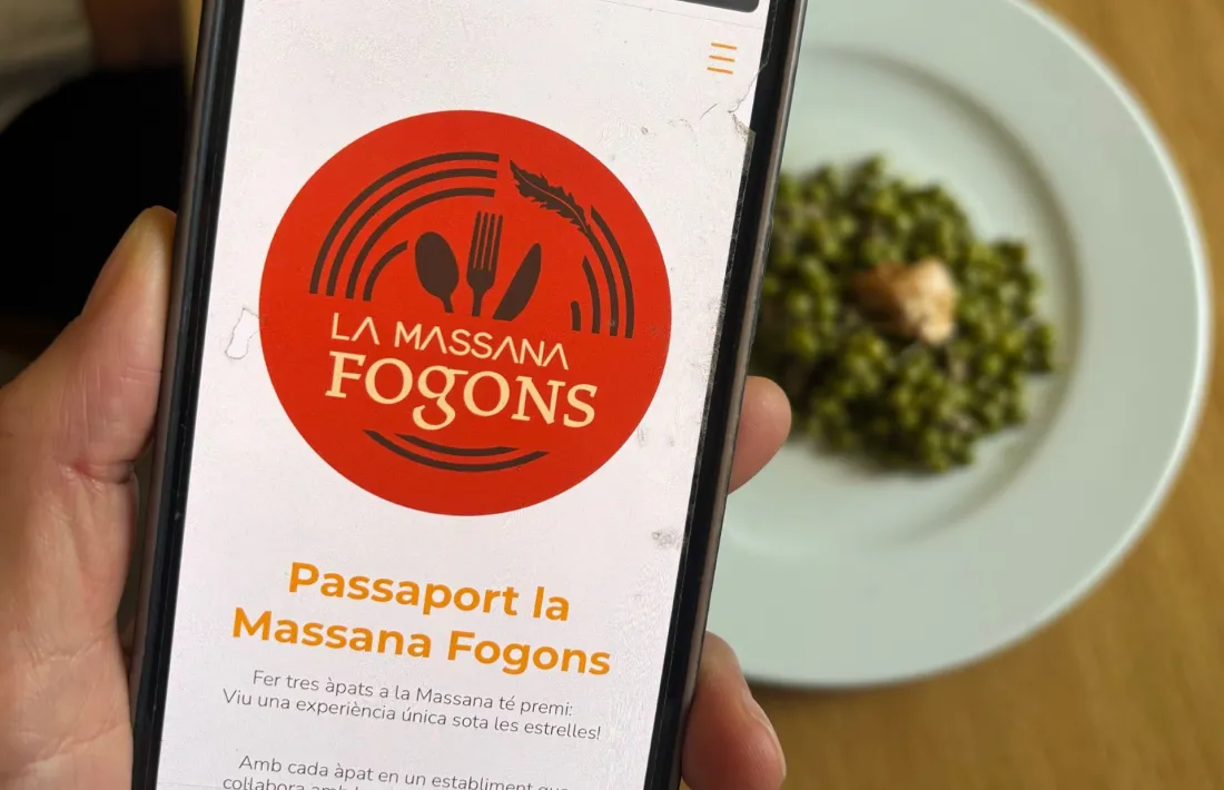 Una persona mostrant el passaport de la Massana Fogons.