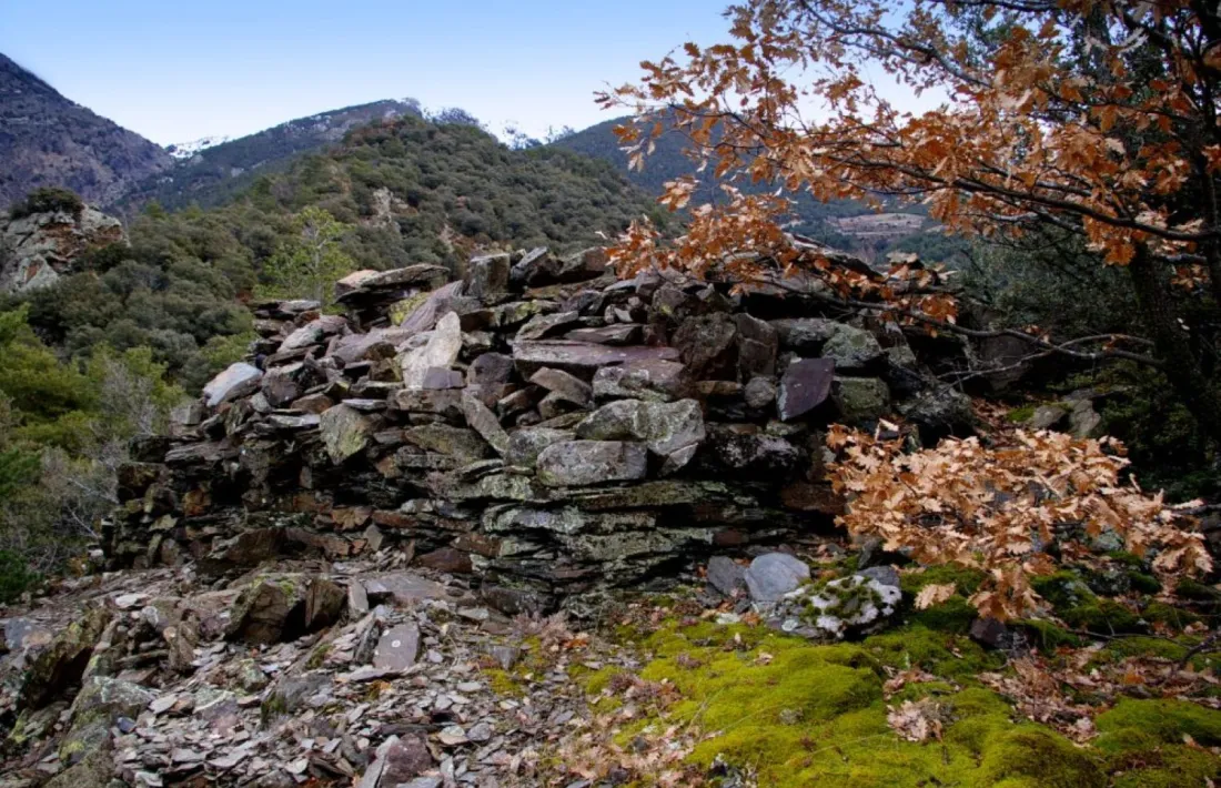 Estructura de pedra seca al roc de l’Àliga sota la qual els arqueòlegs busquen restes del castell de Bragafolls.