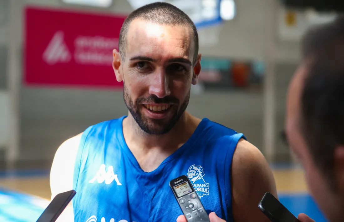 Ferran Bassas recull el relleu del seu bon amic, Nacho Llovet.