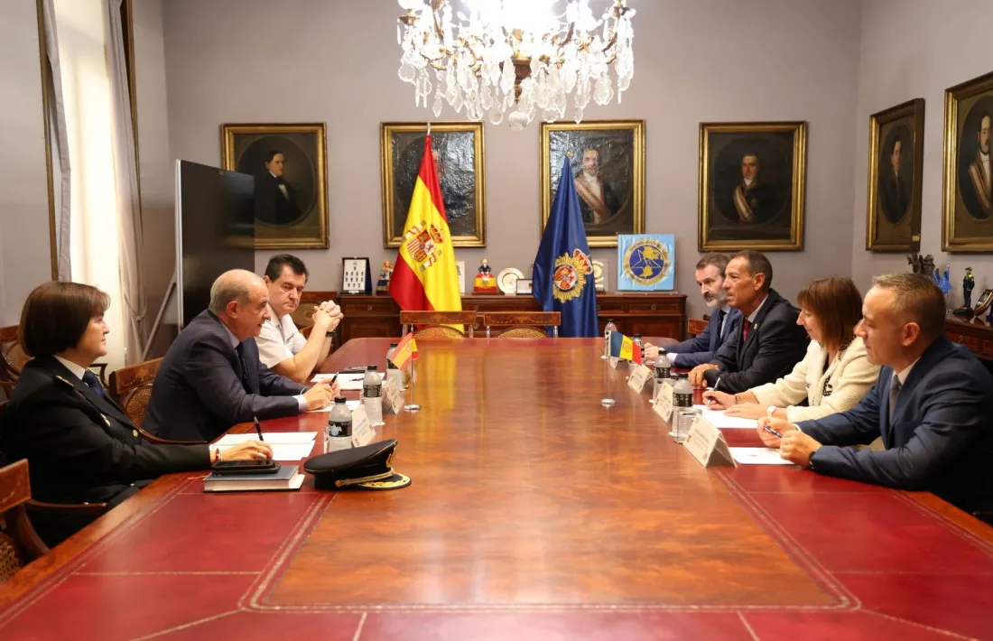 La trobada entre el director de la policia, Bruno Lasne, i el director general de la policia nacional espanyola, Francisco Pardo.