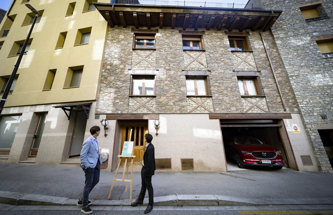 L’edifici té entrada pel carrer Roureda de Sansa i per l’avinguda de Santa Coloma.