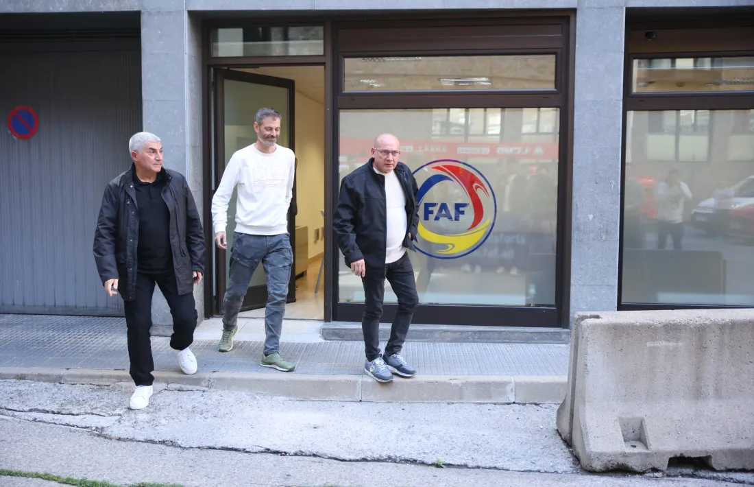 Félix Álvarez i Alfonso Martín sortint de la seu de la FAF.