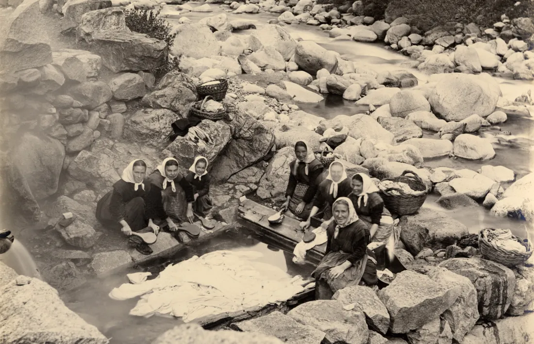 1886: veïnes d'Escaldes renten roba al safareig del riu. Aquesta és l'escena que inspirarà els dos miurals de Sam Bosque.