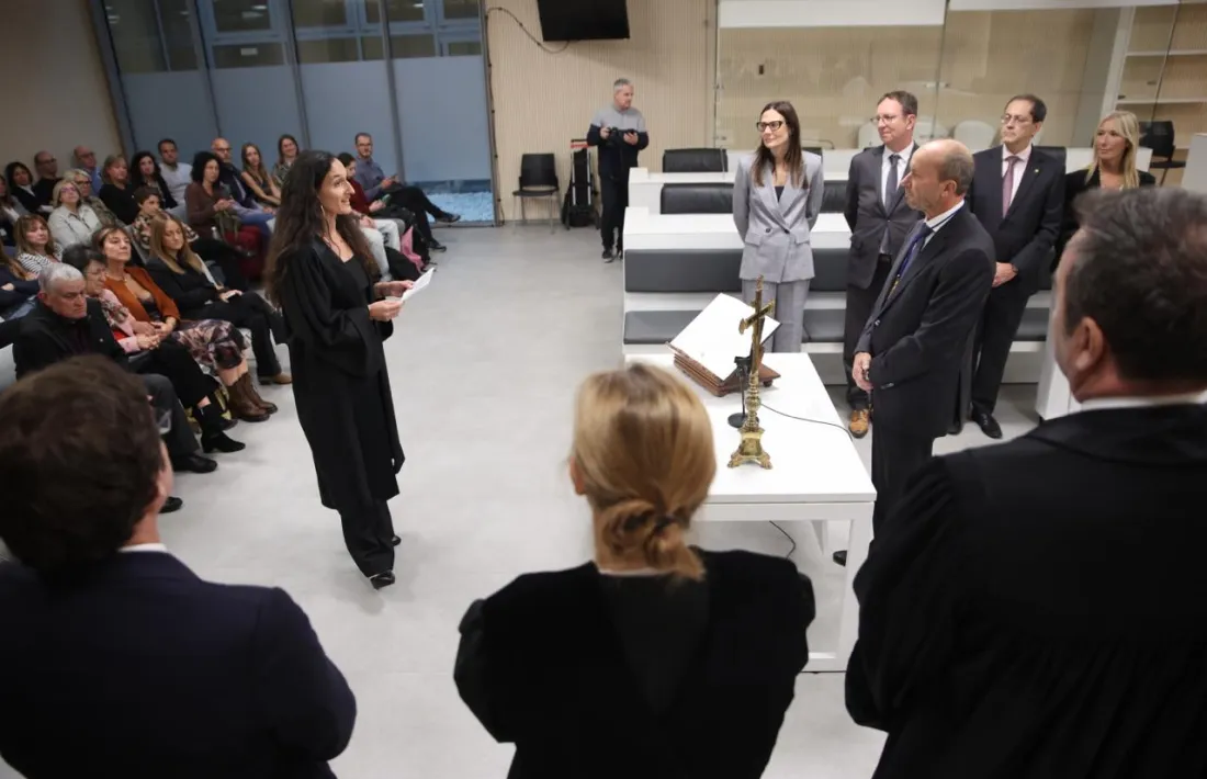 La magistrada Nàdia Alís jurant el seu nomenament davant el president del CSJ, Josep Maria Rossell, i la resta de magistrats.