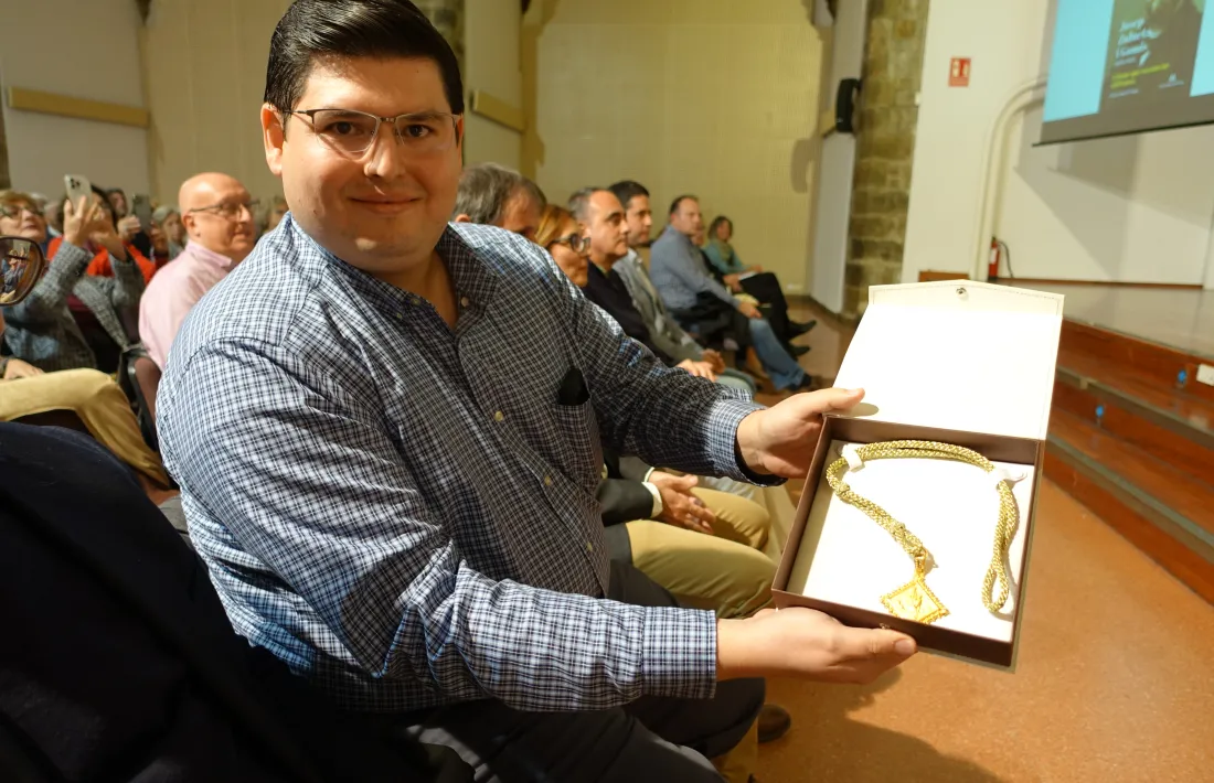 Faustino Martínez Zulueta exhibeix la medalla de la ciutat atorgada al seu avantpassat. 