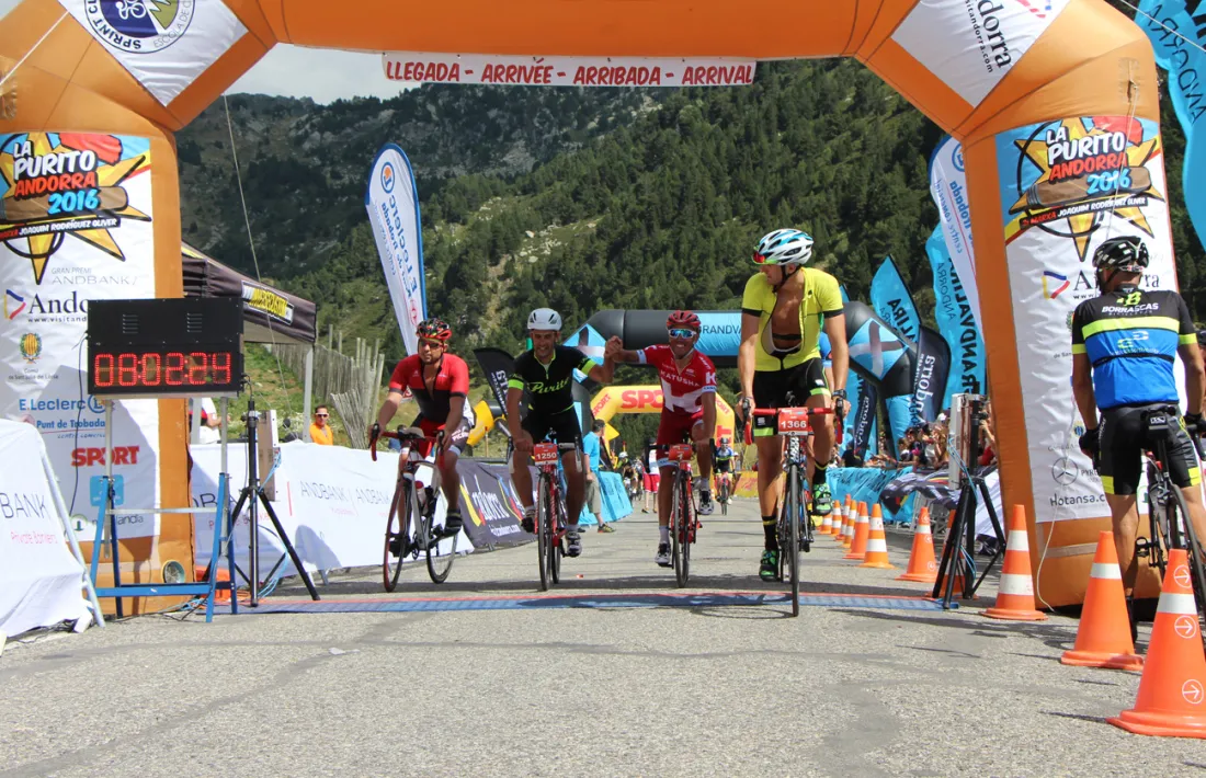Centenars d'espectadors animen als ciclistes en els diferents ports de la 'Purito' 2016