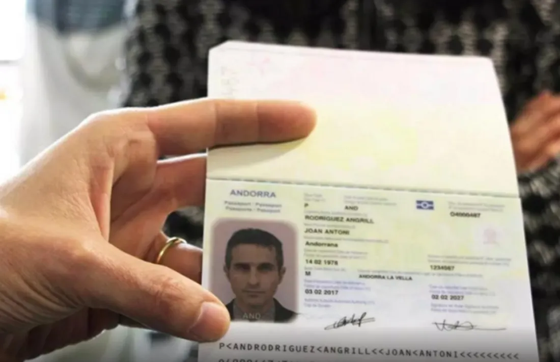 Una persona mostrant un passaport andorrà.