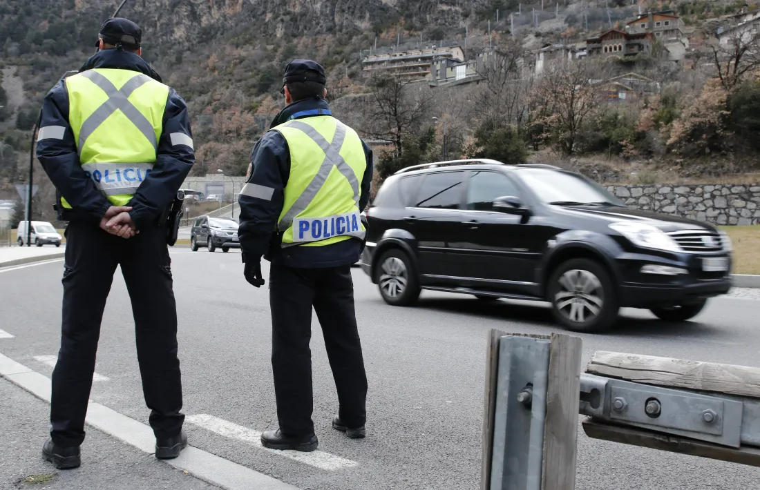 Detingut un resident de 51 anys per agredir la seva parella al mig del carrer