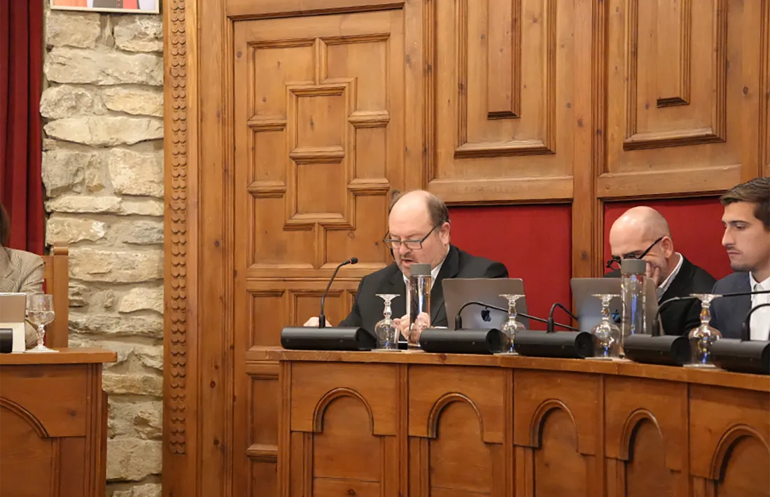 Els consellers de Desperta Laurèdia, Joan Malea, Gerard Martínez i Marc Ferré durant la sessió d’avui.