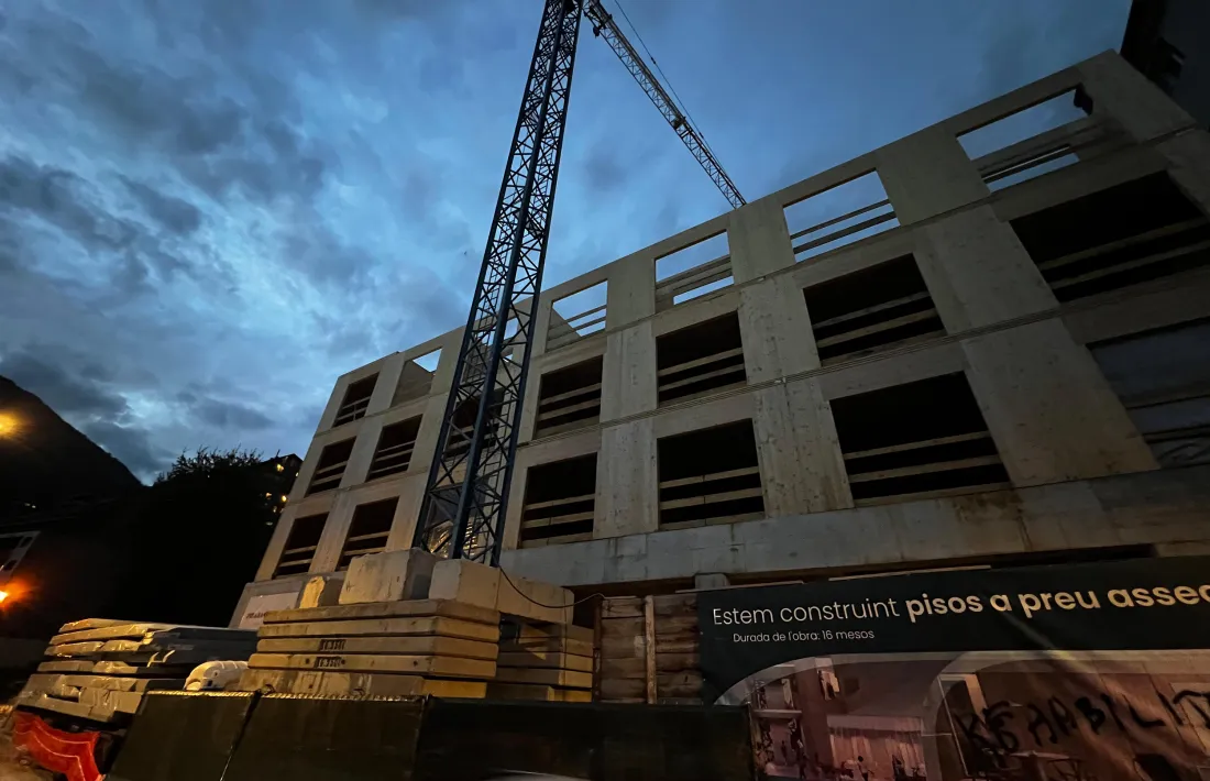 Estat actual de la construcció dels pisos del parc públic d’habitatge a l’avinguda del Pessebre, n. 60.