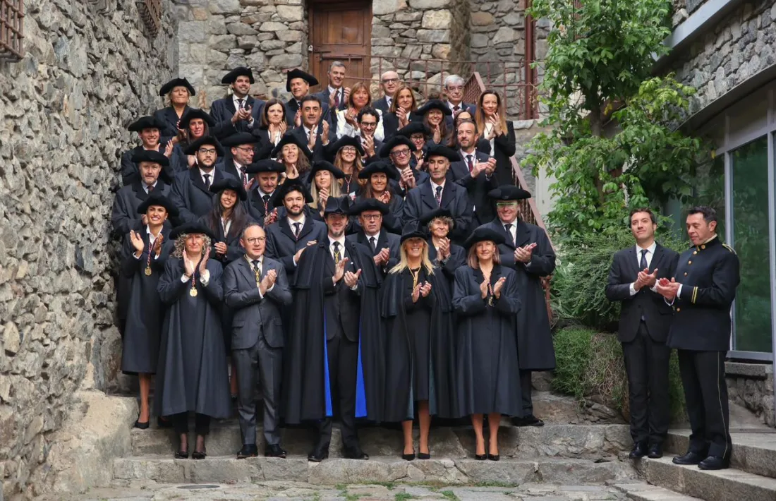 Fotografia de família tradicional a les escales de Casa de la Vall amb la nova consellera.