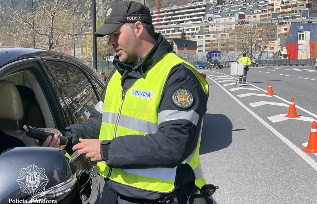 Un agent de policia en un control.