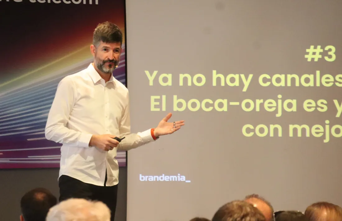 El soci director de Comuniza, Javier Velilla, durant la seva compareixença.