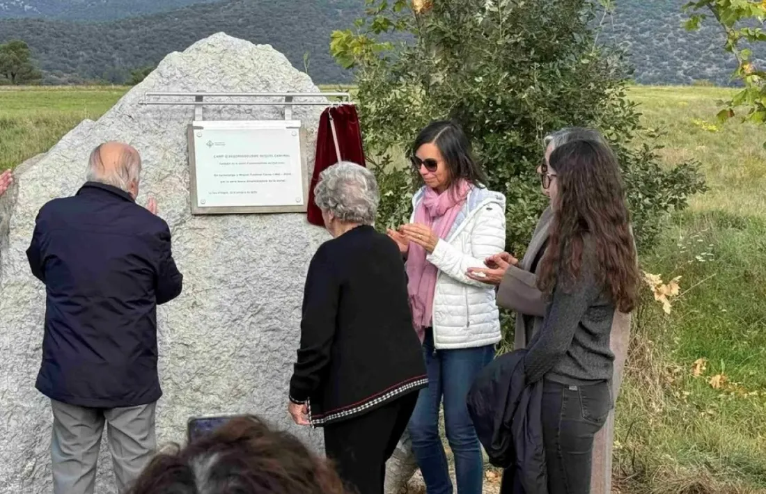   Una placa amb el nom de Caminal registra el canvi de nom. 