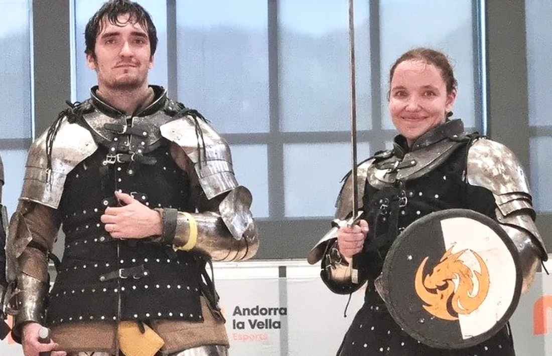 Ell és de Saragossa i ella de Polònia, i tots dos han fundat Draconis Andorra.