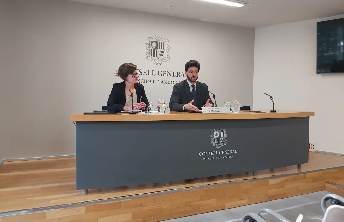 Núria Segués i Cerni Escalé han presentat les dues proposicions de llei aquest matí.