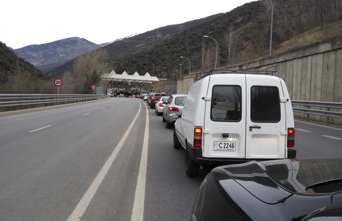 Entren 61.000 vehicles al país pel pont, 2.500 menys dels que van sortir
