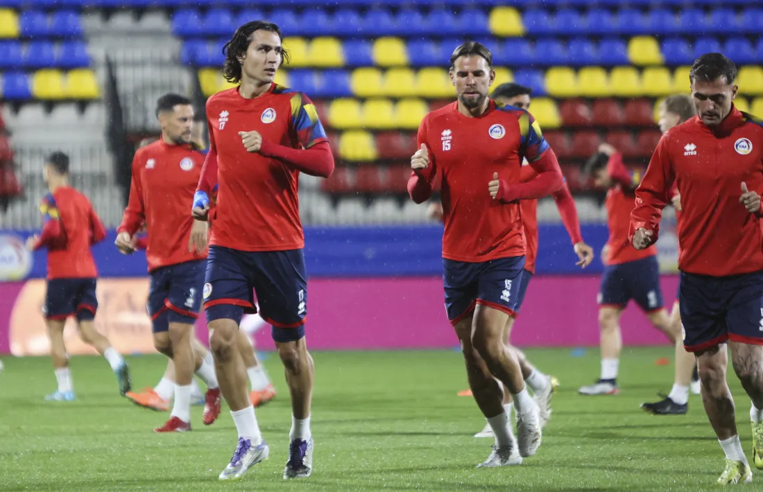 Joan Cervós, 'Moi' San Nicolás i Chus Rubio entrenant-se ahir al Nou Estadi de la FAF.