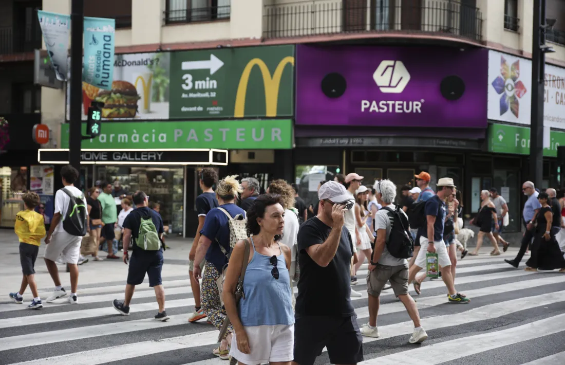 Turistes per l'eix comercial de la capital aquest estiu.