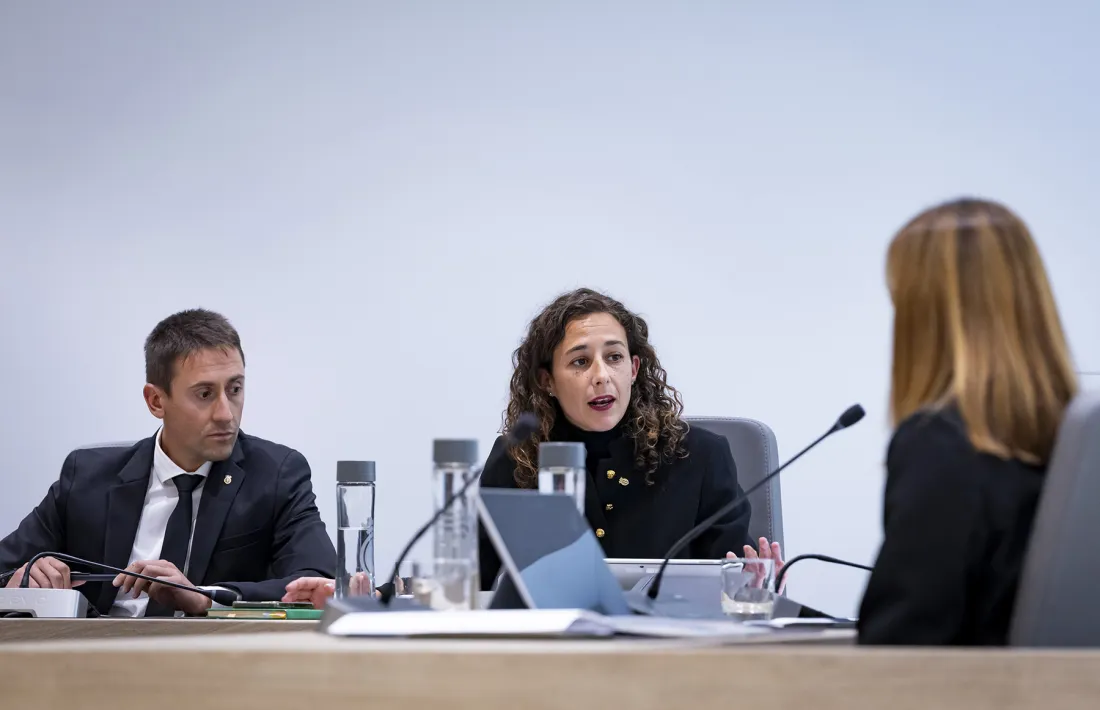 La consellera de Social, Maria Nazzaro, discutint amb l’oposició sobre els horaris de la Casa Pairal.