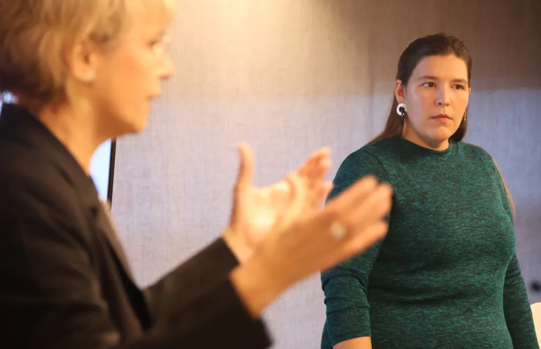 La responsable del programa de dones de la Fundació apip-acam, Natalia Massé, i la jurista especialitzada en tràfic d’éssers humans, Laura Llobet.