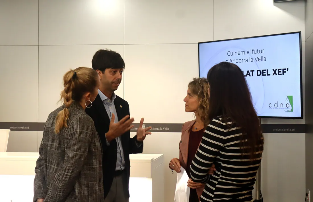 La vicepresidenta del Col·legi Oficial de Dietistes i Nutricionistes, Berta Jiménez, i el cònsol major d'Andorra la Vella, Sergi González, conversen abans de la presentació del concurs.