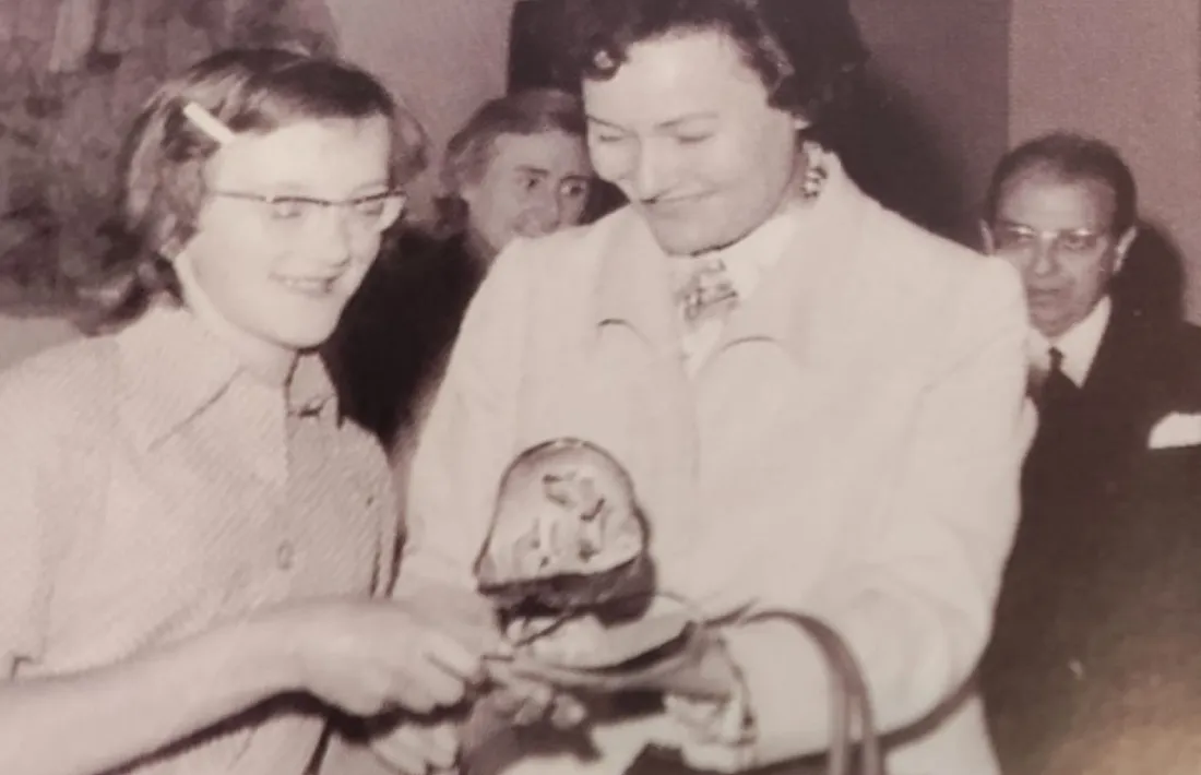 Paquita Mandicó, entrega un premi a una alumna el 1977.