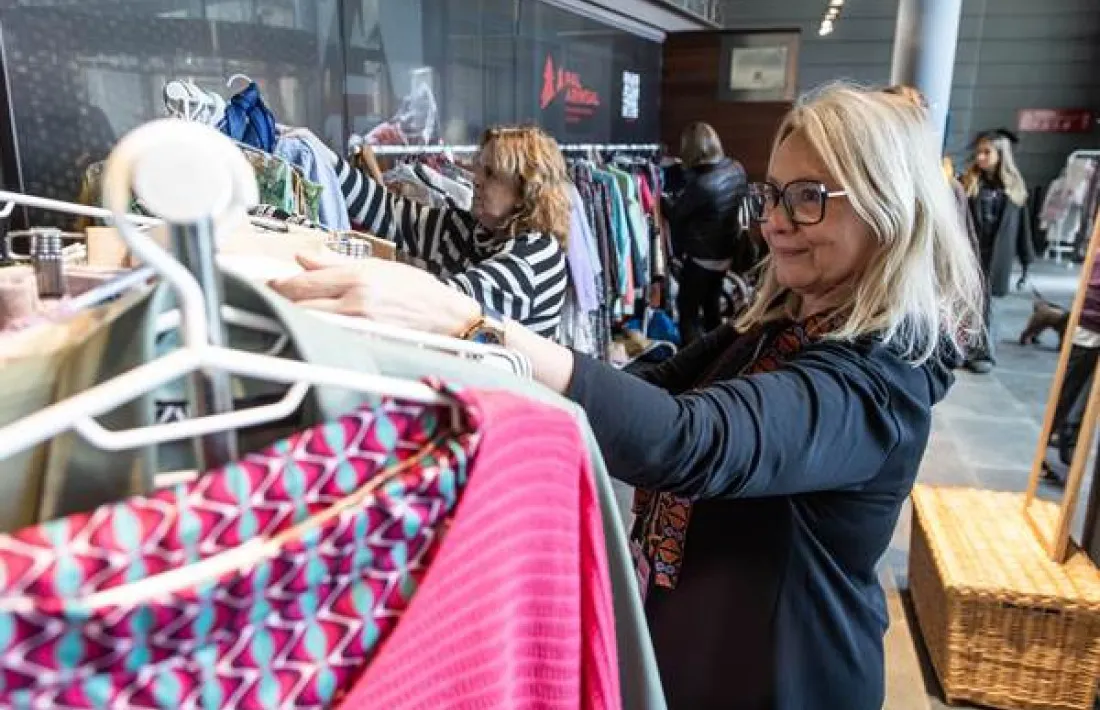 Una dona mira la rova exposada a l’edició passada del Vide Dressing de la Massana.