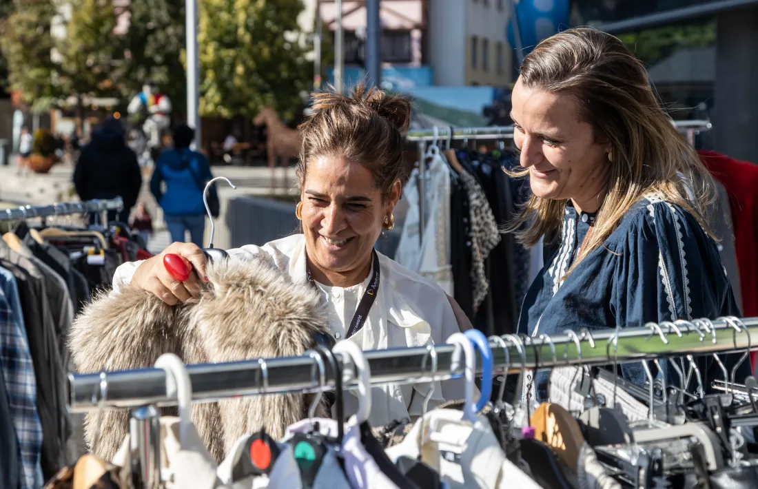 Gent comprant al Vide Dressing aquest cap de setmana.