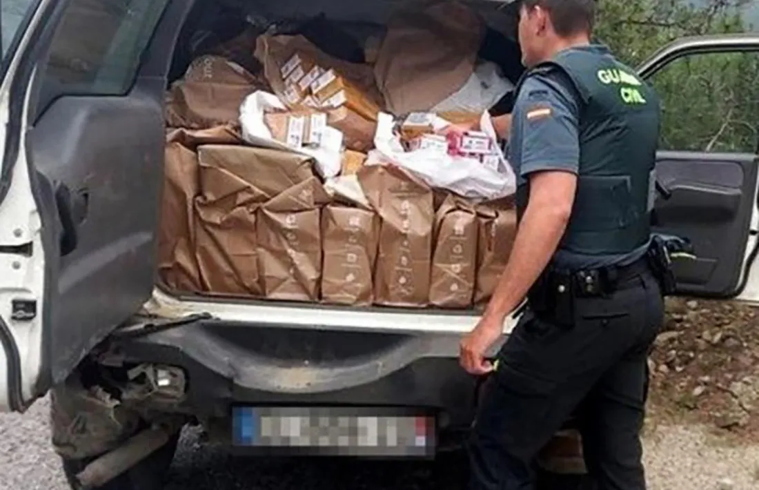 Un guàrdia civil inspecciona un vehicle amb tabac de contraban a Arcavell.