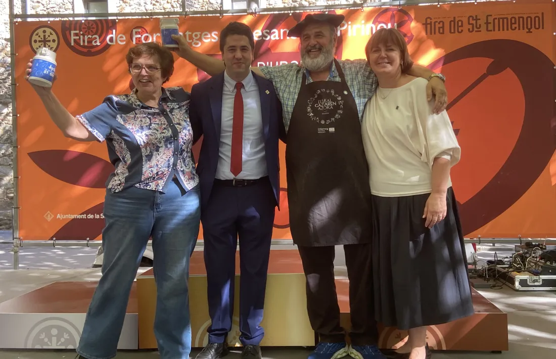              Nati Valls i Jesús Aramburu reben el reconeixement de mans de Joan Barrera i Gemma Tó.