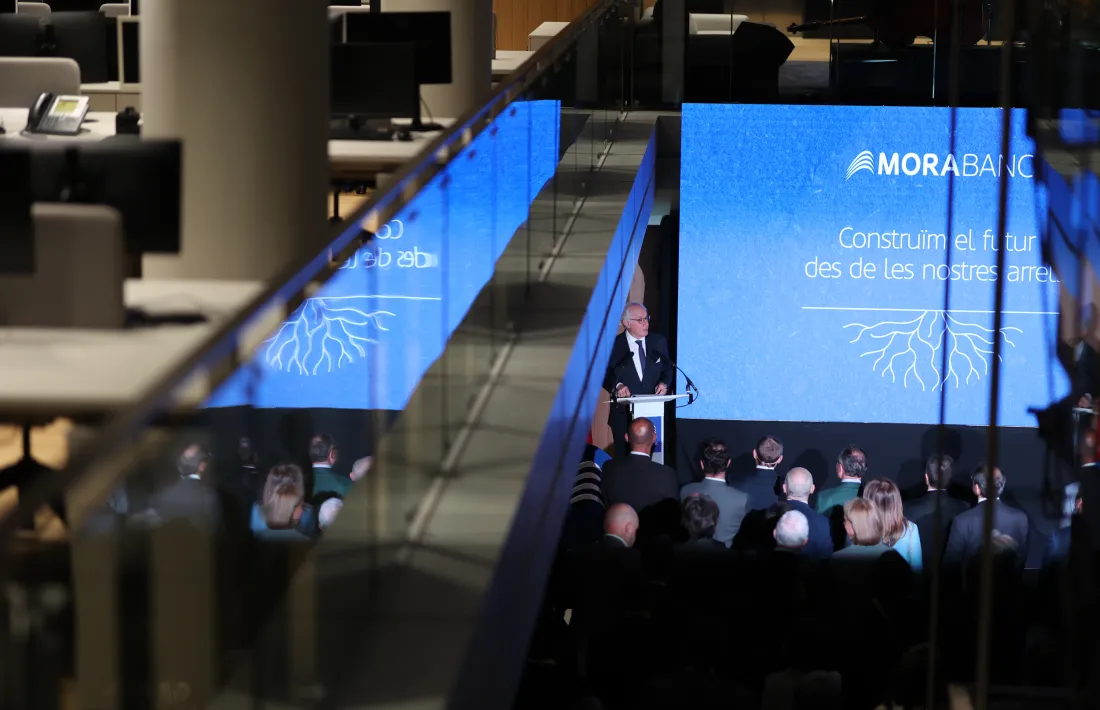 El president de Morabanc, Joan Maria Nin, presentant el nou edifici.