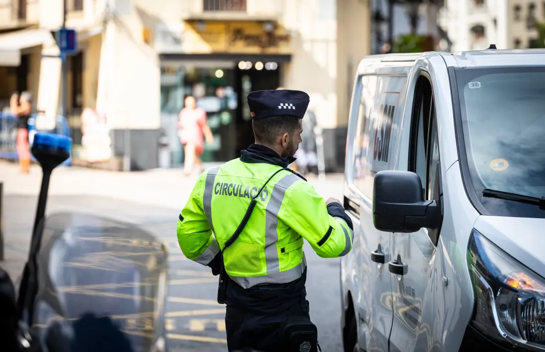 Un agent de circulació d'Andorra la Vella en un control.