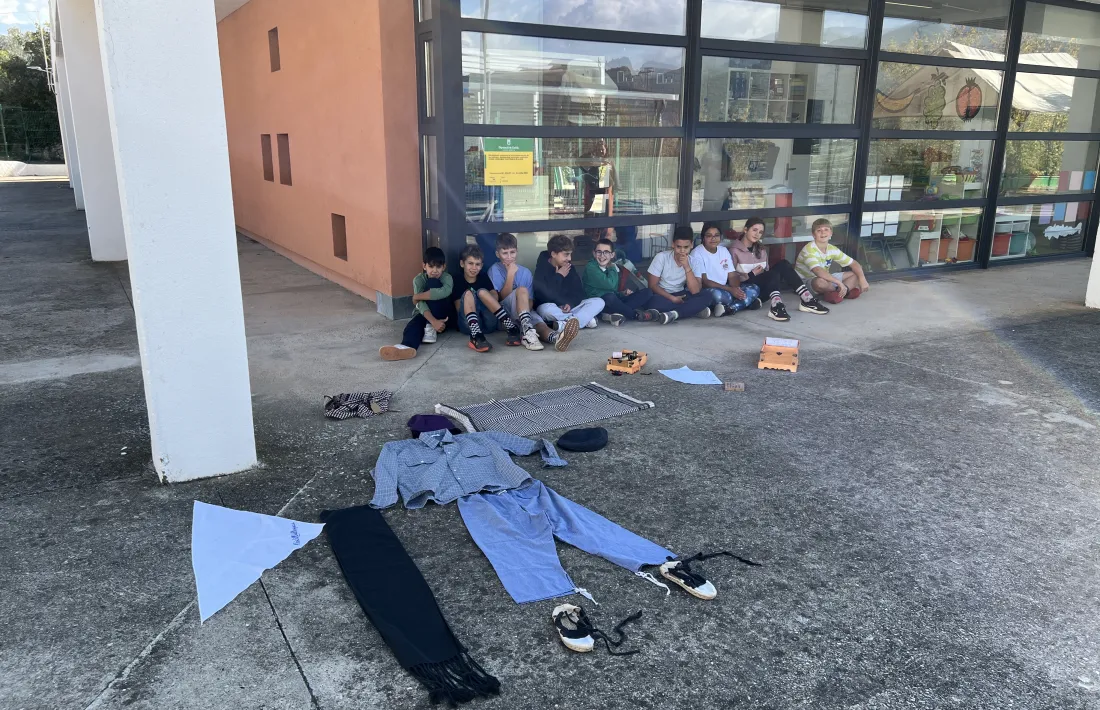 Alumnes de Coll de Nargó han après sobre la indumentària dels raiers. 