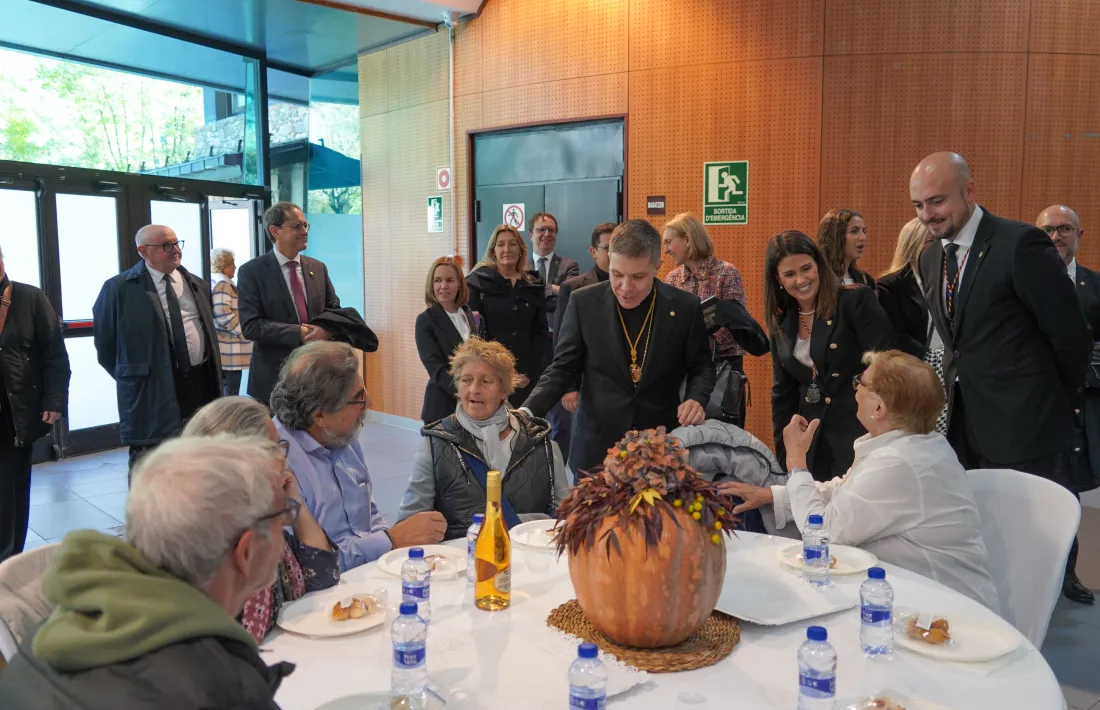 Serrano, acompanyat de les autoritats del Comú d'Encamp, ha celebrat la castanyada amb els padrins de la parròquia.
