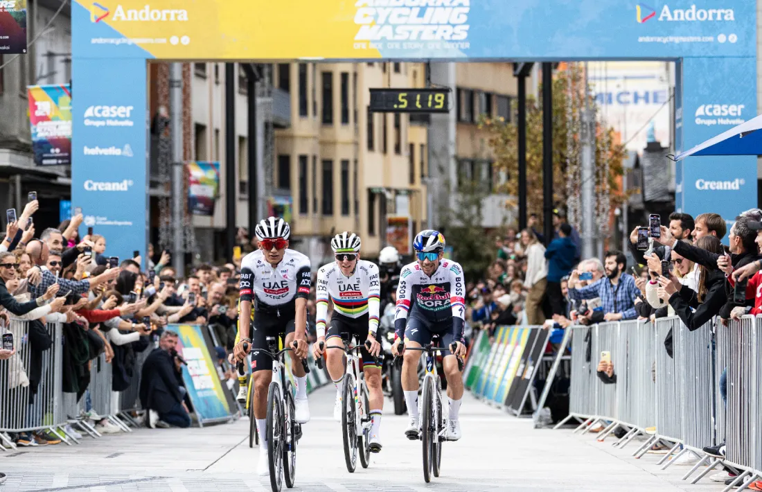 Els ciclistes durant un moment de la prova aquest diumenge passat.
