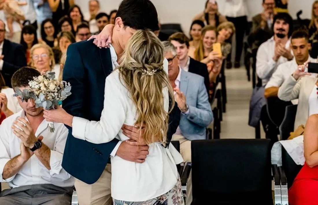 Una parella després d’unir-se en matrimoni civil.