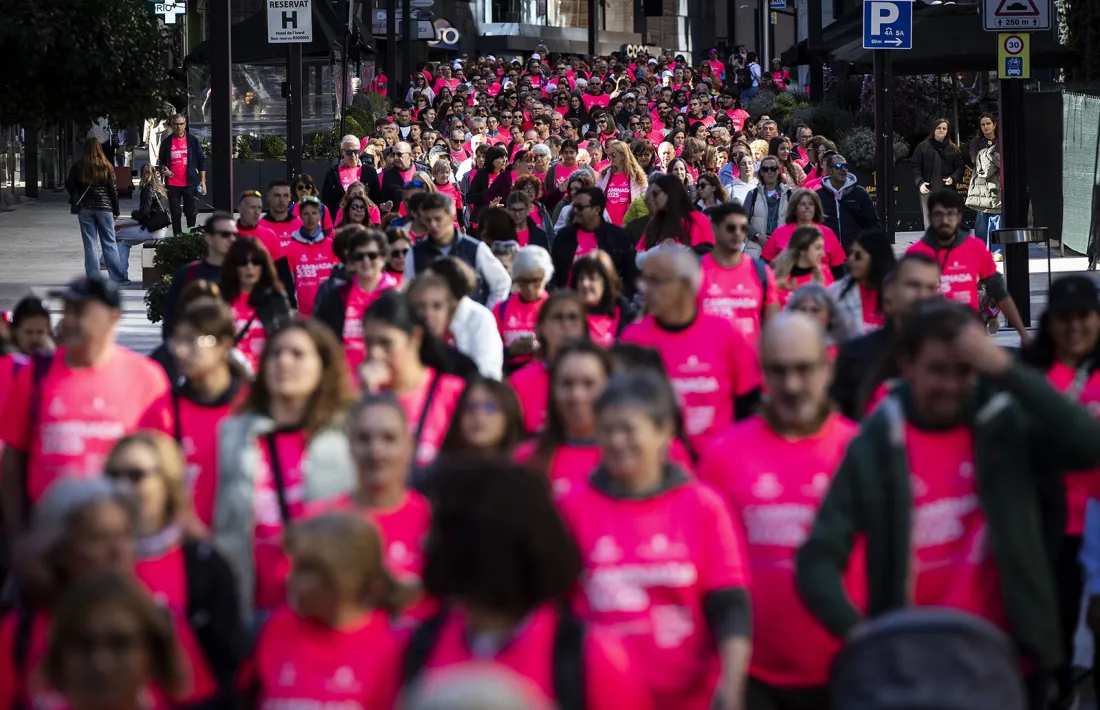 Unes 1.400 persones han marxat aquest matí per la lluita contra el càncer.