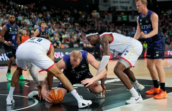 p. 36 surne bilbao basket vs morabanc foto acb photo