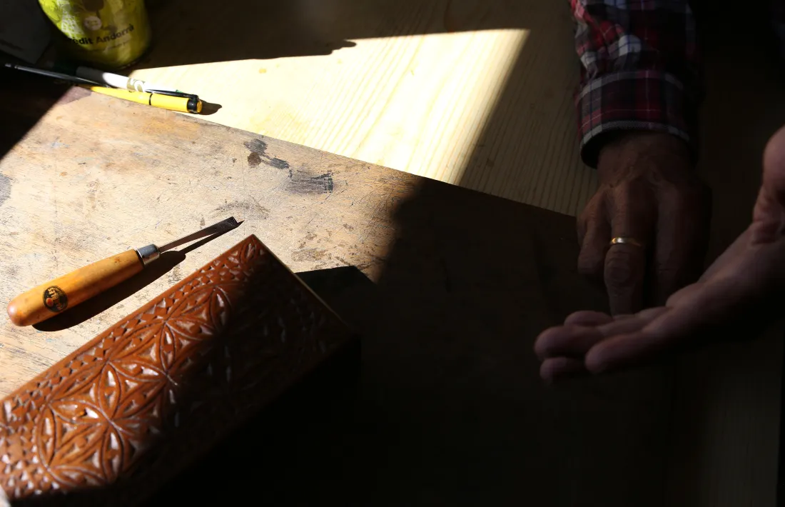 Caixa musicada per Sergi Mas i les mans que fan possible el miracle.