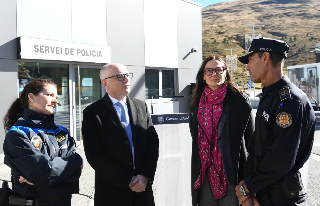 La presentació del pla de xoc es va dur a terme davant l’edifici del Servei de Policia del Pas de la Cas.