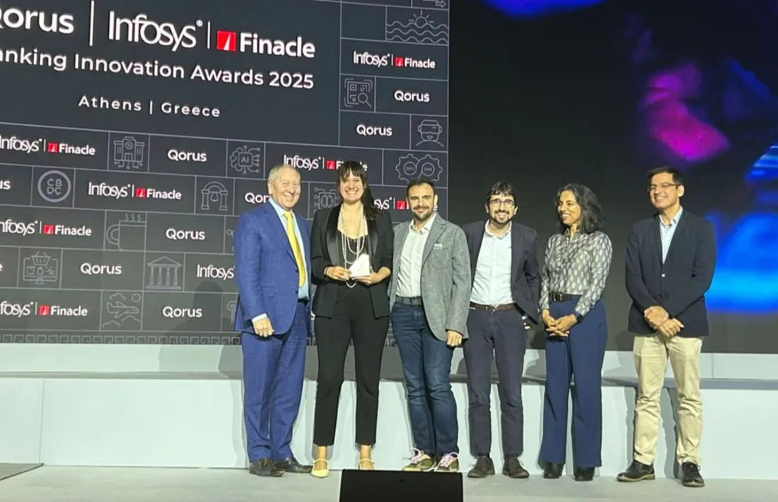 Membres de Creand recollint el premi Silver a la innovació bancària per la iniciativa Vesto.