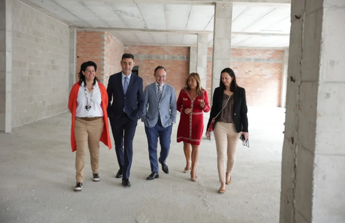 Ferré, Espot i Marsol, acompanyats de l'actual cònsol major de la Massana, Eva Sansa, i la seva antecessora en el càrrec, Olga Molné, de visita a un dels blocs de Ribasol.