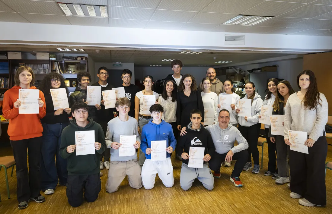 Els joves que han completat la formació amb els seus diplomes.