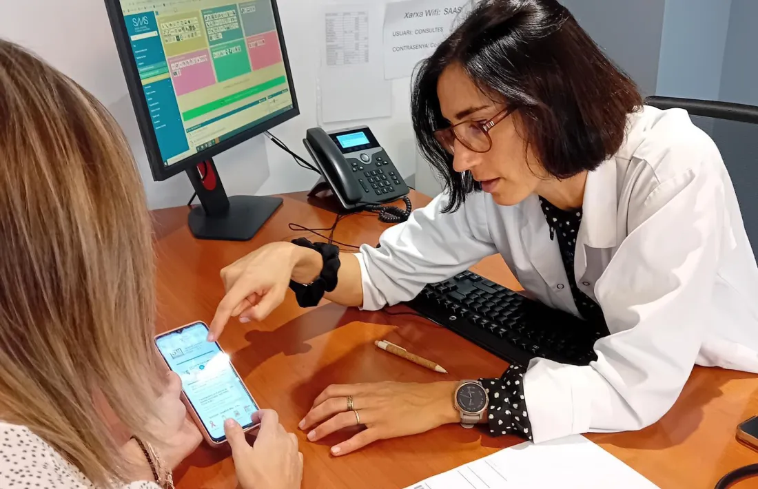 La doctora Royo amb l'aplicació.