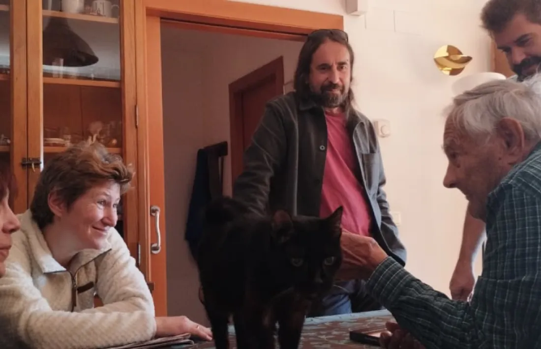 La gata Friqui posa ordre a la taula, presidida per Sergi Mas. L'envolten Eva Arasa, Alxandra Grebennikova, Txema Díaz-Torrent i David Gálvez