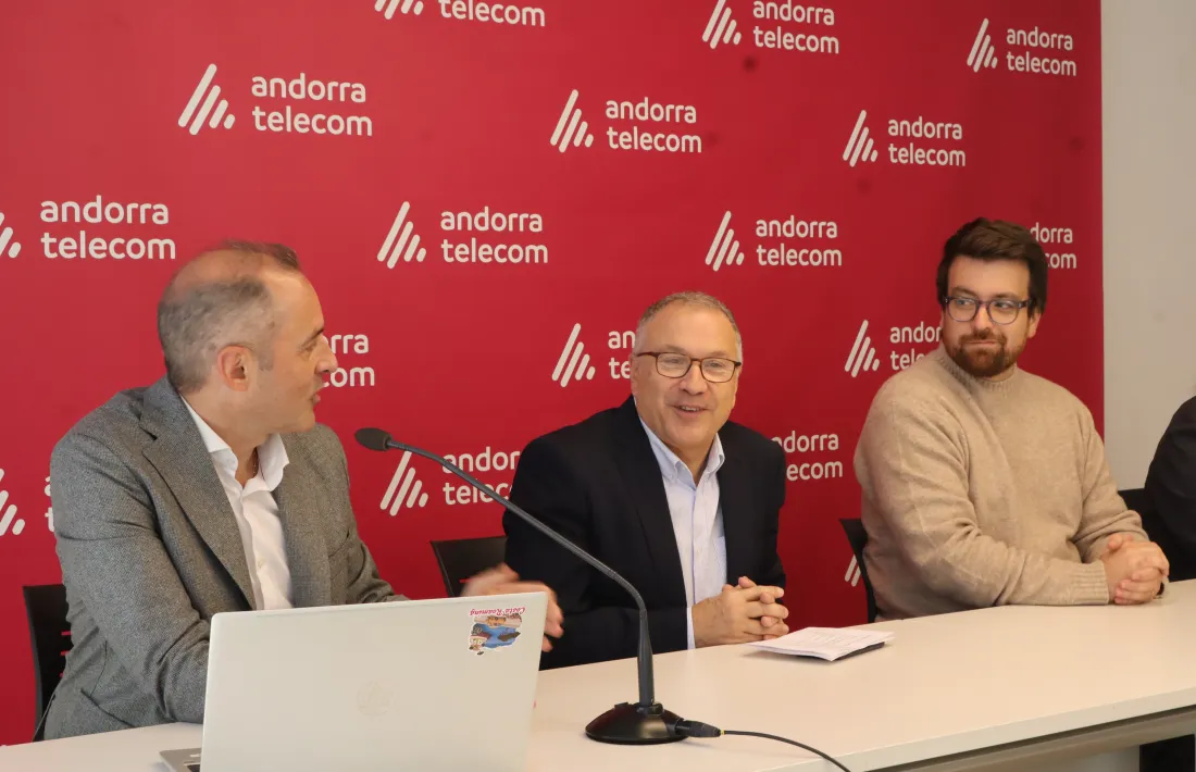 El director general d’Andorra Telecom, Jordi Nadal, el conseller menor i conseller de Cultura i Promoció Econòmica del Comú d'Escaldes-Engordany, Valentí Closa, i el professor de la Universitat d'Andorra Jan Sau han presentat la nova edició del Saló del Videojoc.
