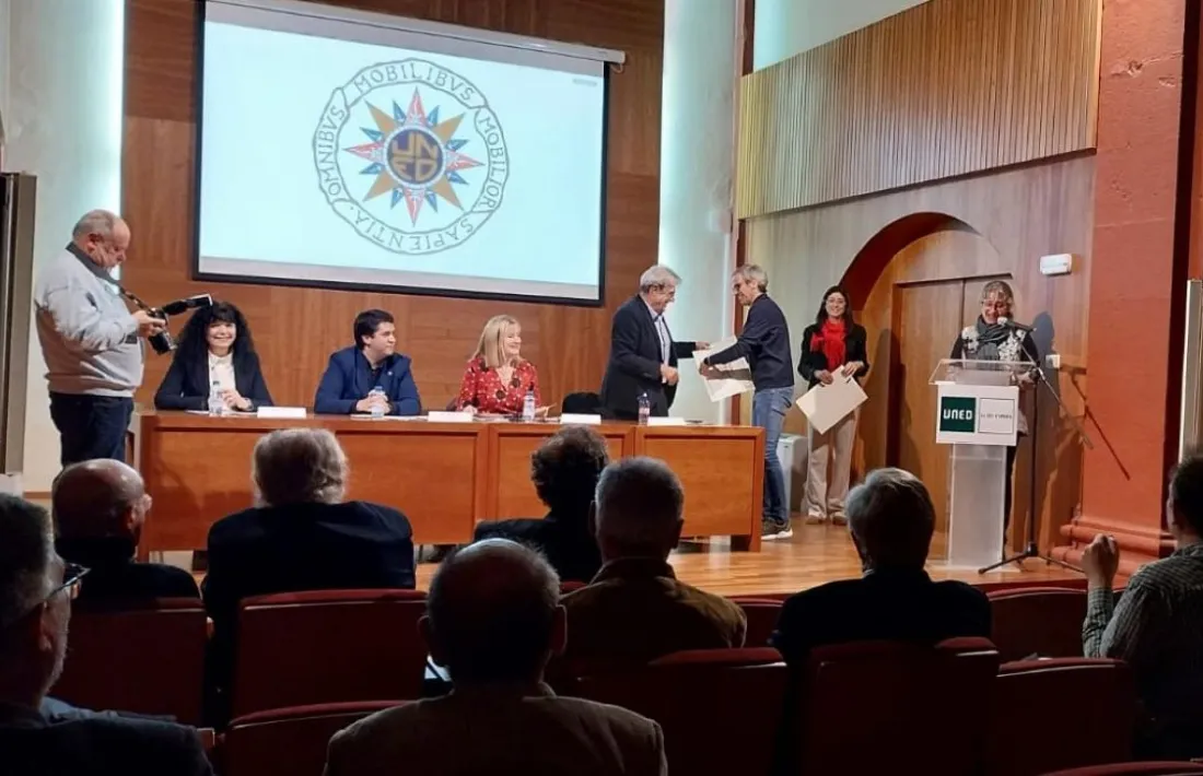 Els alumnes que van acabar estudis recollien els diplomes. 